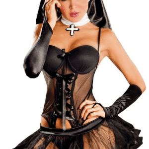 Mujer usando set de monja sexy con tocado y mini vestido provocador