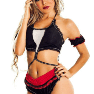 Mujer con set de pirata sexy en Panamá, disfraz erótico con corset, falda corta y accesorios sensuales.