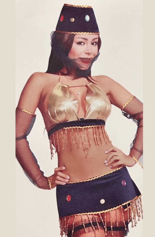 Mujer usando set de árabe sexy en Panamá – lencería temática erótica
