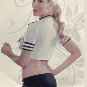 Mujer usando set piloto de avión sexy – lencería temática Panamá.