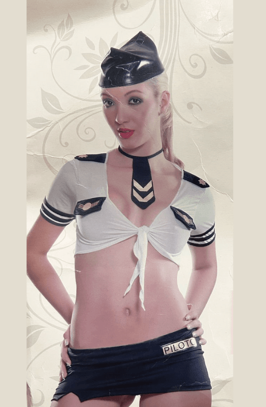 Mujer usando set piloto de avión sexy – lencería temática Panamá.